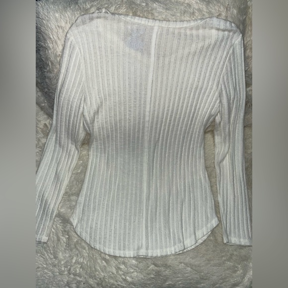 Women’s long sleeve shirt. - Picture 3 of 4